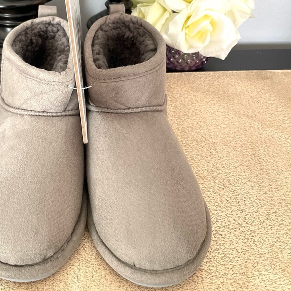 NWT Women’s Memory Foam Sherpa Boot Slipper Shoes - Picture 8 of 9